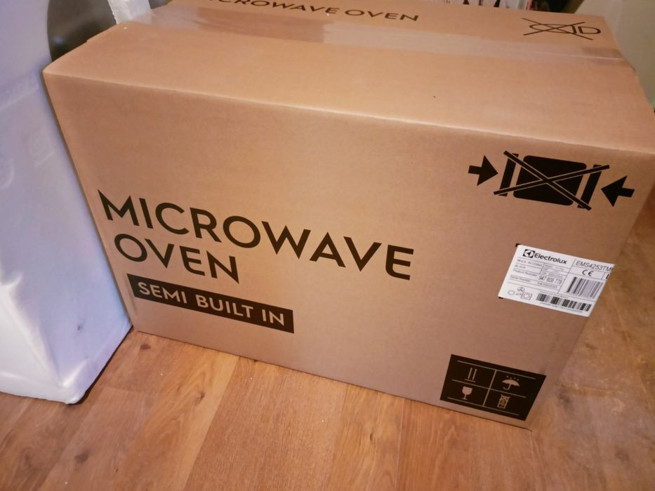 Nowa Kuchenka mikrofalowa Electrolux EMS4253TMK Grill