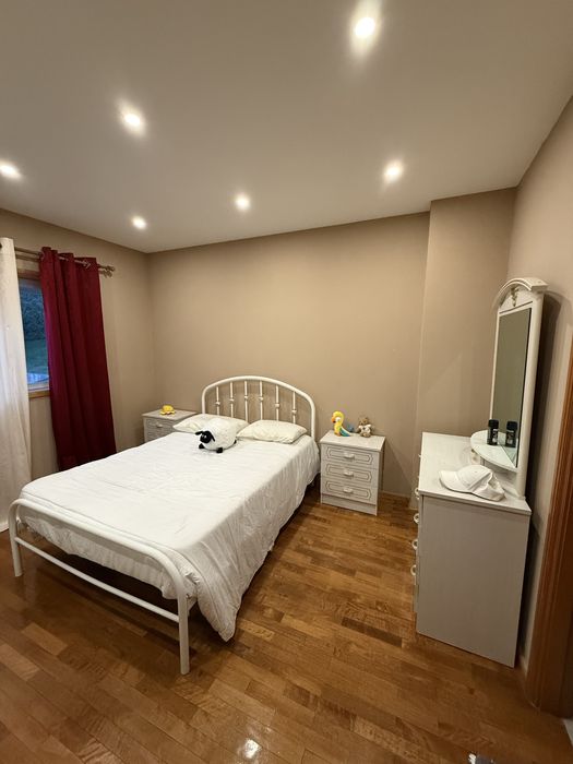 Conjunto de Quarto (cama + mesinhas + armário + cómoda c/ espelho)