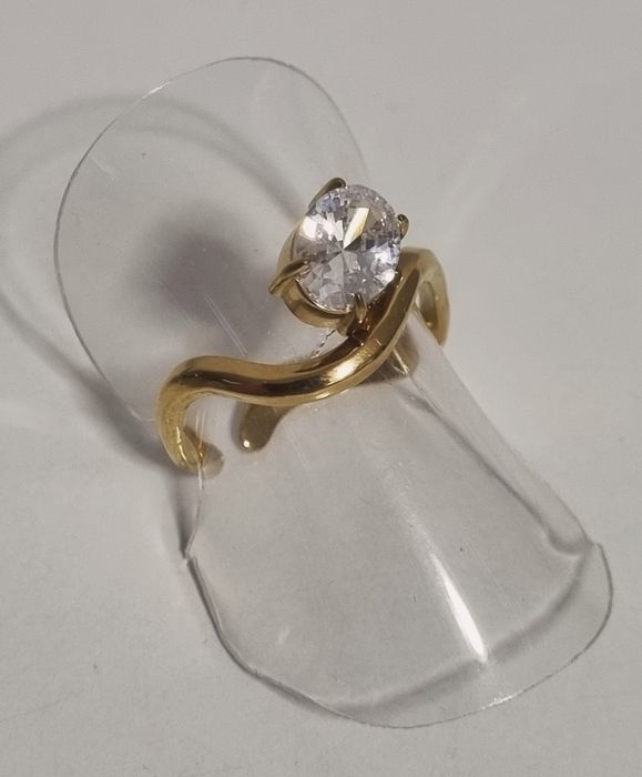 Anel dourado, em aço, muito diferente e com um ponto de luz oval. Ajustável