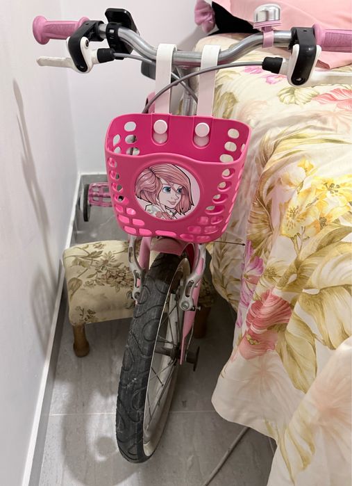 Vendo uma bicicleta e um patins
