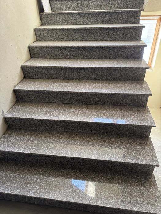 Stopień granitowy płomień, poler, MONTAŻ