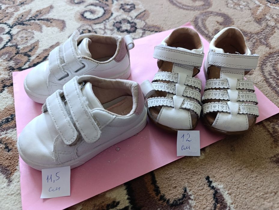 Кросівки, босоніжки.