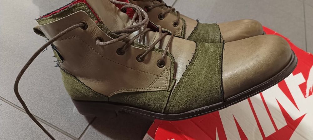 Botas em pele semi novas