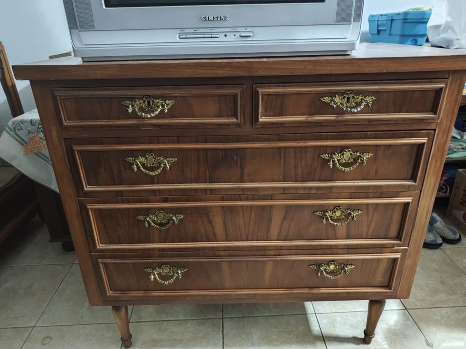 Cómoda antiga em bom estado