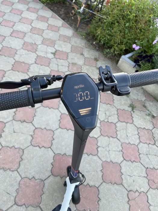 Електро самокат Aprilia eSRZ