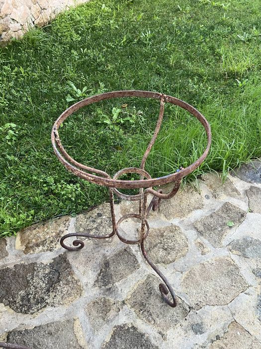 Mesas de ferro e suporte de cântaros