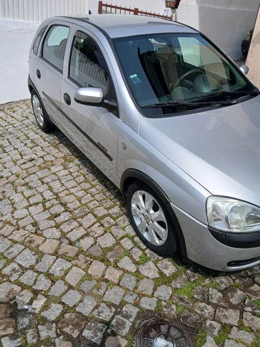 Vendo Opel Corsa 1.7 Dti, do ano 2002. Ótimo estado.