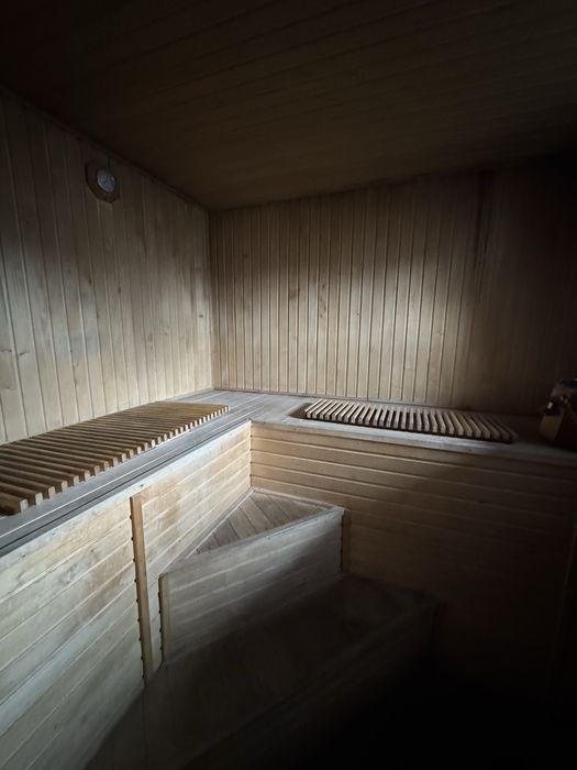 Продаж двоповерхового будинку з банею та ставком