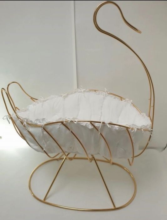 Berço cisne banhado a ouro