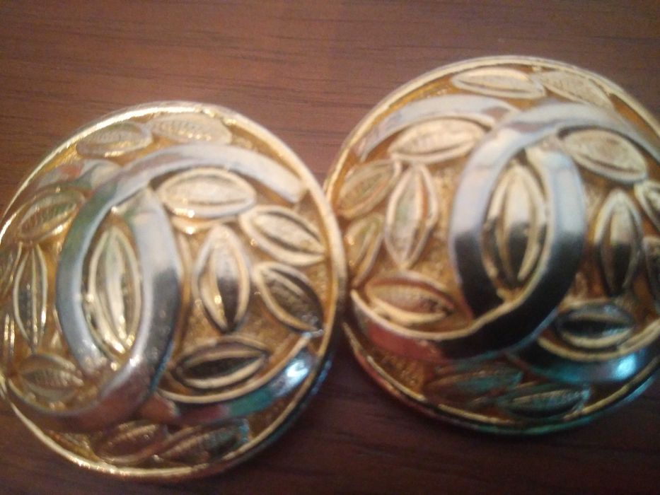Brincos de mola Chanel