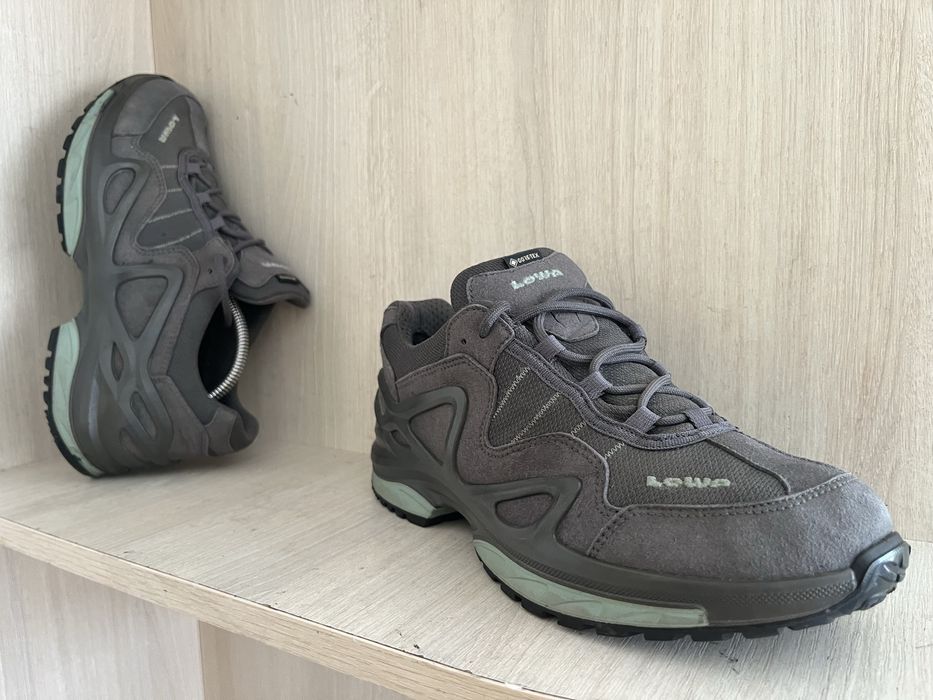Як нові трекенгові 38.5 розмір кросівки Lowa gor-tex оригінал