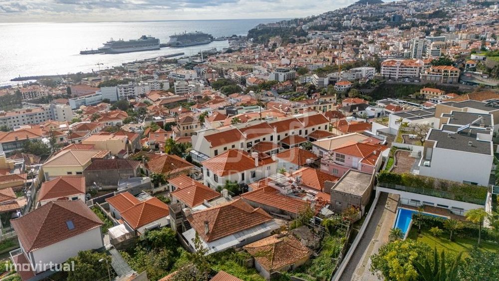 Prédio Urbano Terreo  com Projecto Aprovado - Funchal