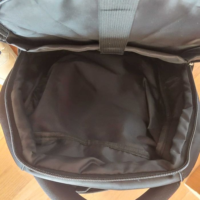 Mochila preta, grande, em ótimo estado.64740954784385121