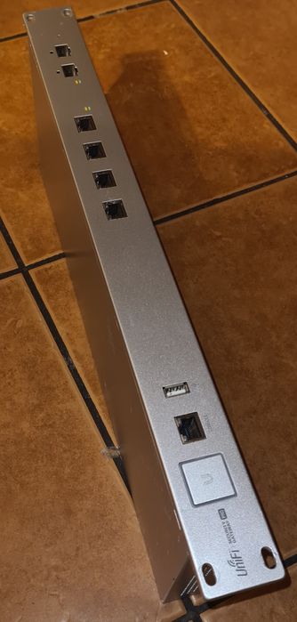 UniFi security gateway PRO USG-PRO-4 + kontroler Raspbery Pi 3
