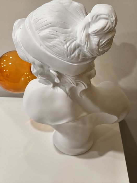 Estátua Decorativa Moderna com Bola Dourada – Peça de Design Premium