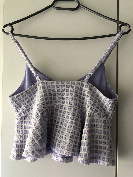 Letni krótki top z falbanką