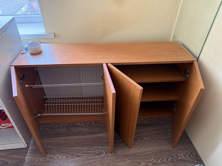 Продам столи компʼютерні письмові (офісні) та інші.  Крісла на колесах