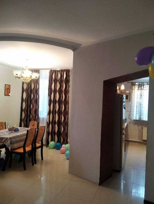 Гарний просторий будинок у передмісті Одеси