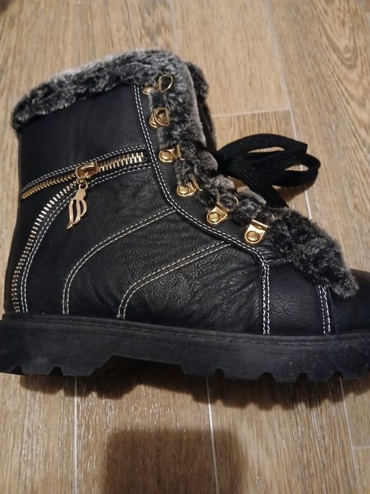 Продам новые ботинки