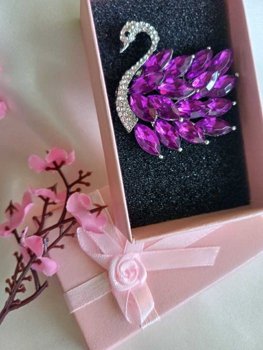 Broszka - Łabędź- fioletowe kryształy górskie