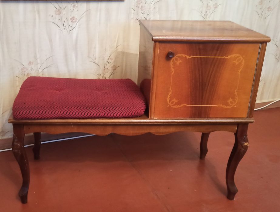 Тумба в вітальню