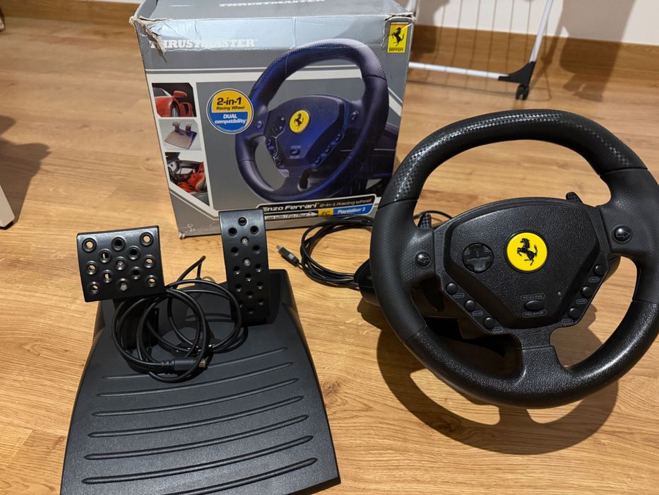 Volante Thrustmaster Enzo para PC e PS2