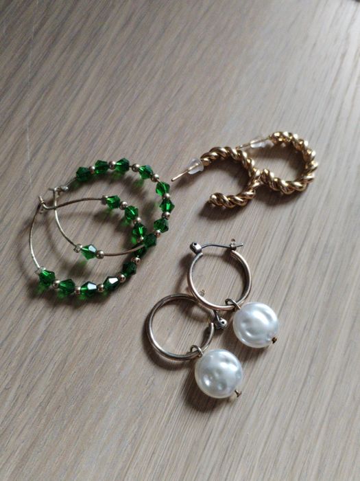 3 pary złotych kolczyków, z perłami, z zielonymi kryształkami