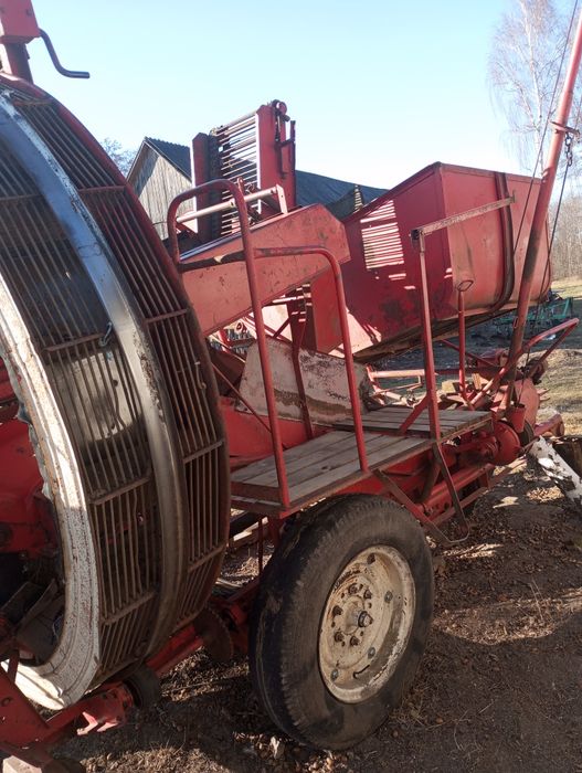 Попадаєця комбайн картопляний