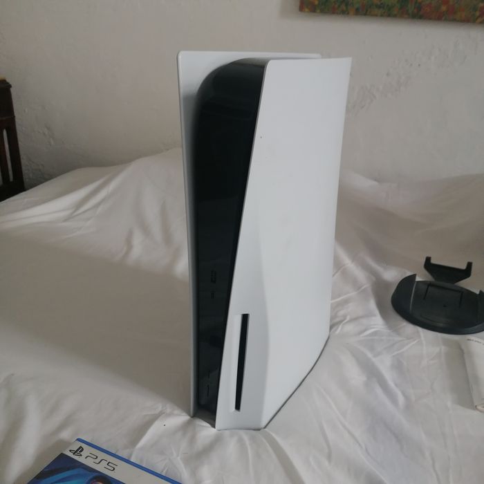 Vendo PS5 (825GB) versão c/ disco (c/ caixa) + 1 comando + 4 jogos