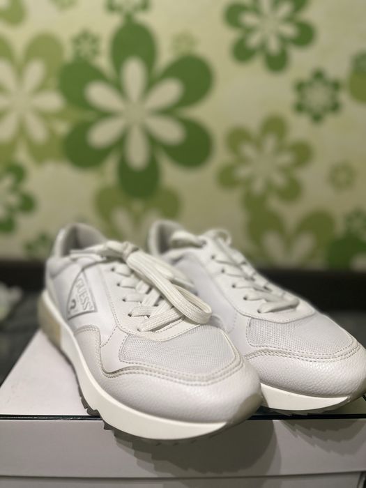 Кросівки білі Guess 37 розмір