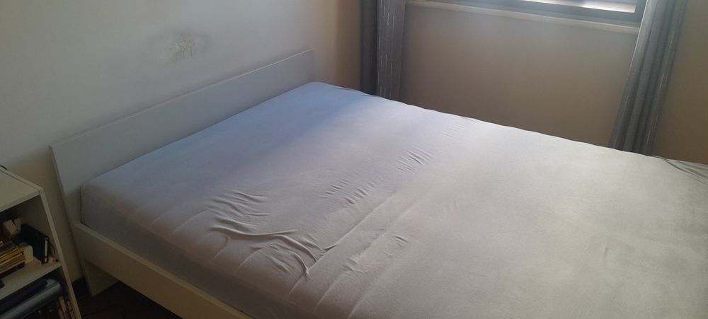 Cama casal Ikea  comoda  Ikea mesinha cabeceira Ikea