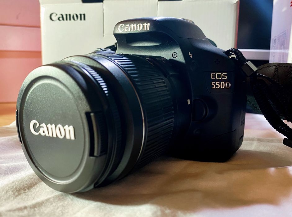 Canon 550D com lentes EF-S 18-55mm e EF 75-300mm e acessórios