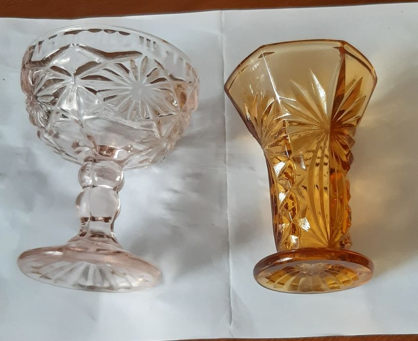 Wazonik z HSG Ząbkowice - szkło prasowane z PRL