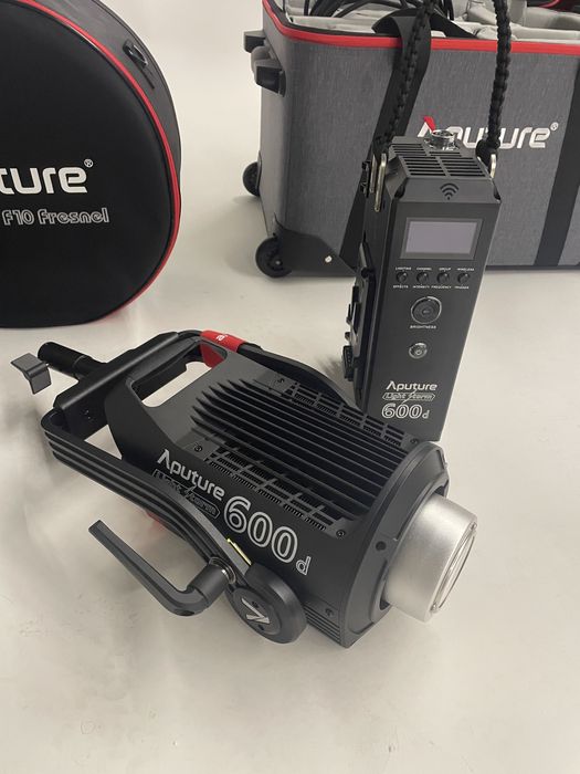 Studio Light Aputure 600d + Extras