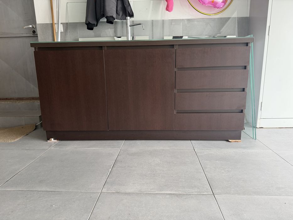 Móvel castanho laminado com pio e torneira