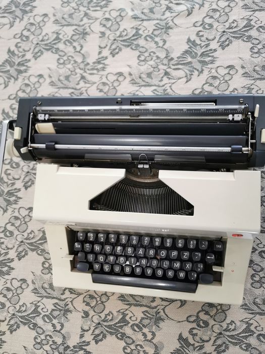 Máquina de escrever OLYMPIA