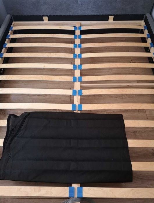 Łóżko z stelażem