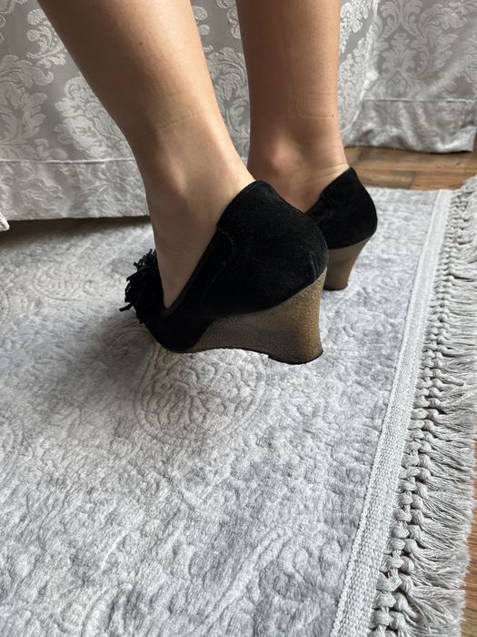 Venezia buty z pomponem na koturnie czarne 39