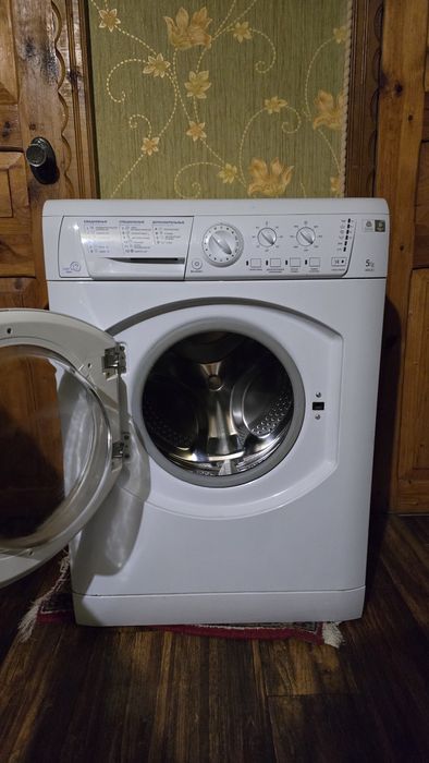 Пральна машина Ariston Hotpoint ARSL85