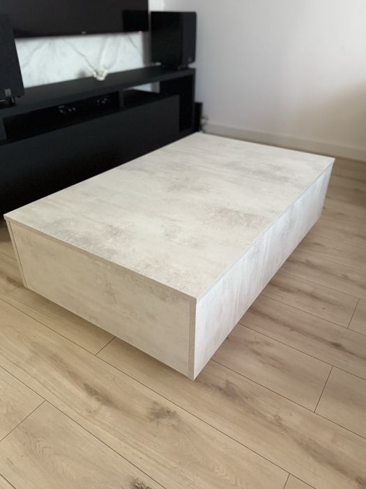 Stolik kawowy o wygladzie trawertynu