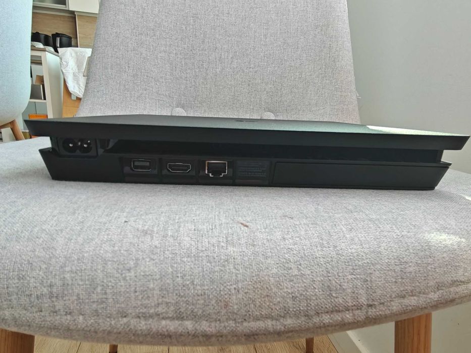 PS4 Slim 500GB + comando original + 6 jogos (RDR2, God of War, TLOU2)
