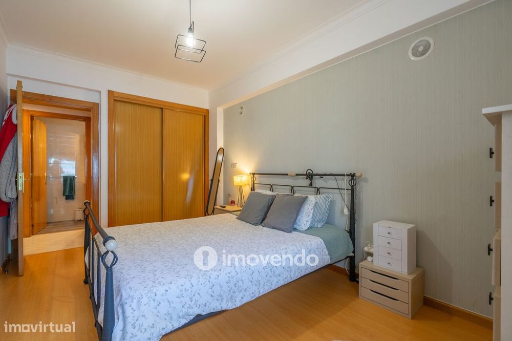 Apartamento T2 com estacionamento e terraço, em Vialonga