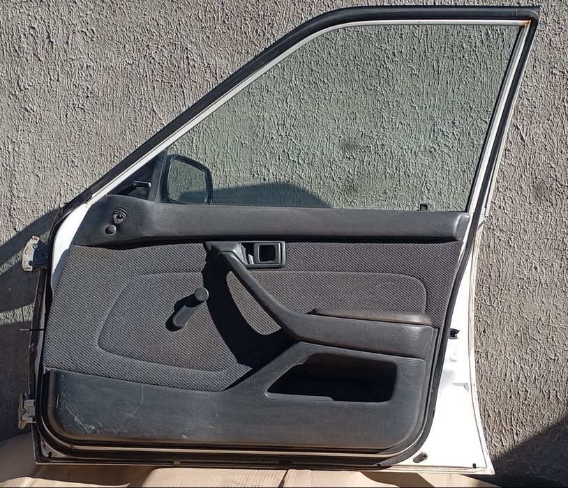 Правая дверь Toyota carina 2  т170 1989г