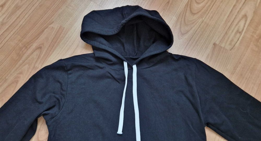 Czarna długa bluza, sukienka z kapturem Pakuten S