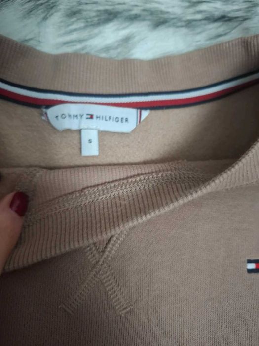 Beżowa krótka bluza Tommy Hilfiger z logo (670)