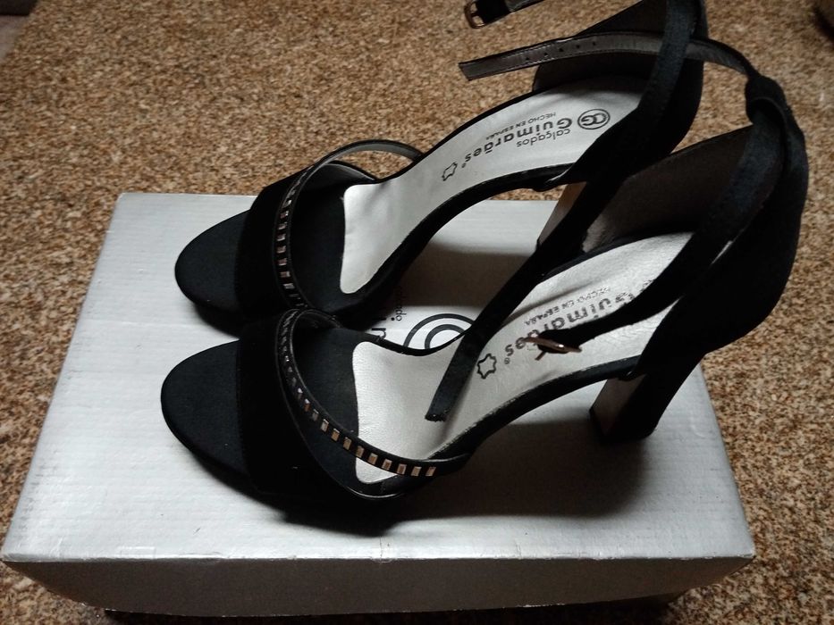 Sandálias em camurça, com tira de brilhantes.