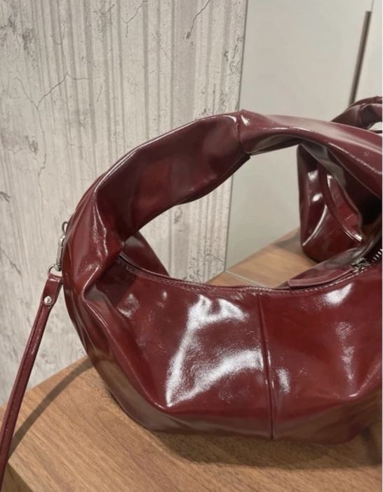 Torebka hobo burgundowa z paskiem Reserved