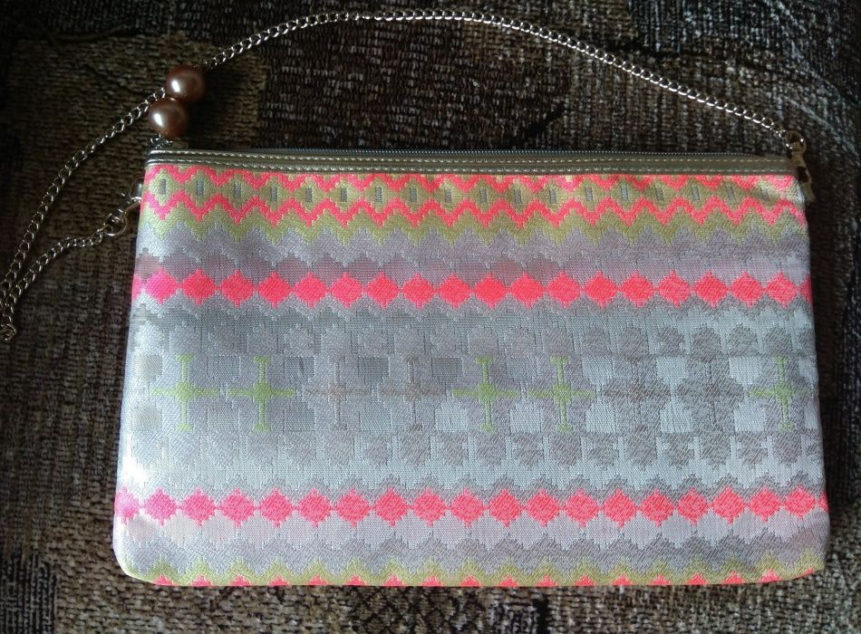 Красивый, яркий клатч.
