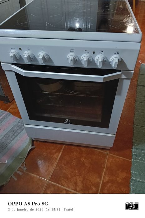 Fogão Vitrocerâmica Indesit I6VMH2A - Excelente Estado e Funcional