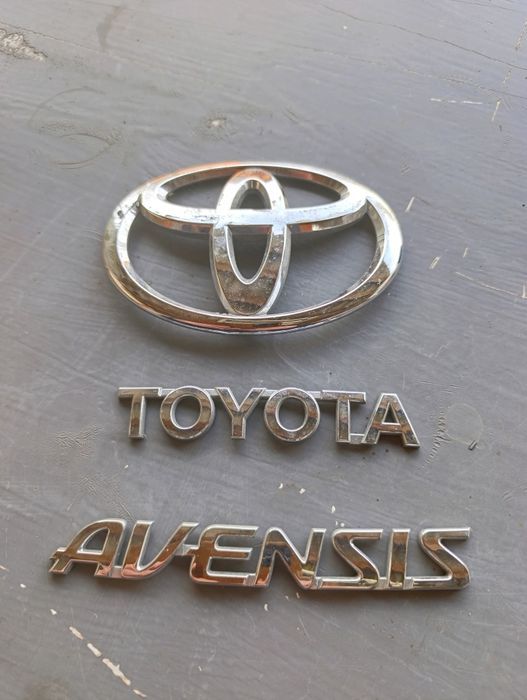 Продам логотип на Тайота Авенсіс.